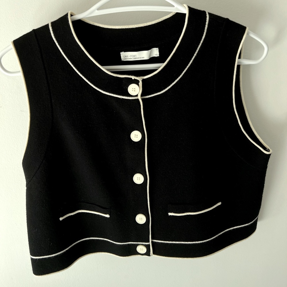 OAK AND FORT BLACK AND WHITE SLEEVELESS TOP